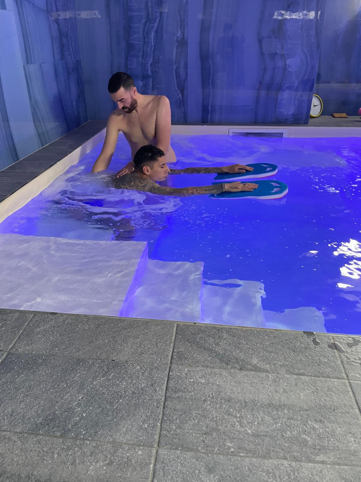 Paziente durante una seduta di idrokinesiterapia nella piscina riabilitativa di IDROKINETIC